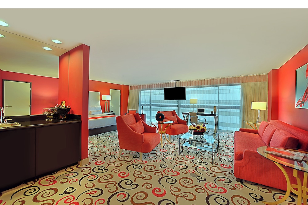 Suite, 1 King Bed - Photo 4