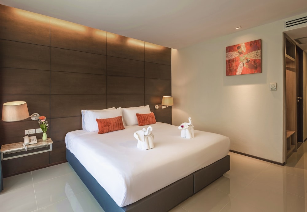 Deluxe Room, Pool View photo 2
