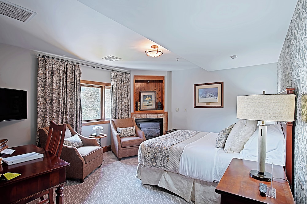 Superior Room, 1 Queen Bed, Fireplace