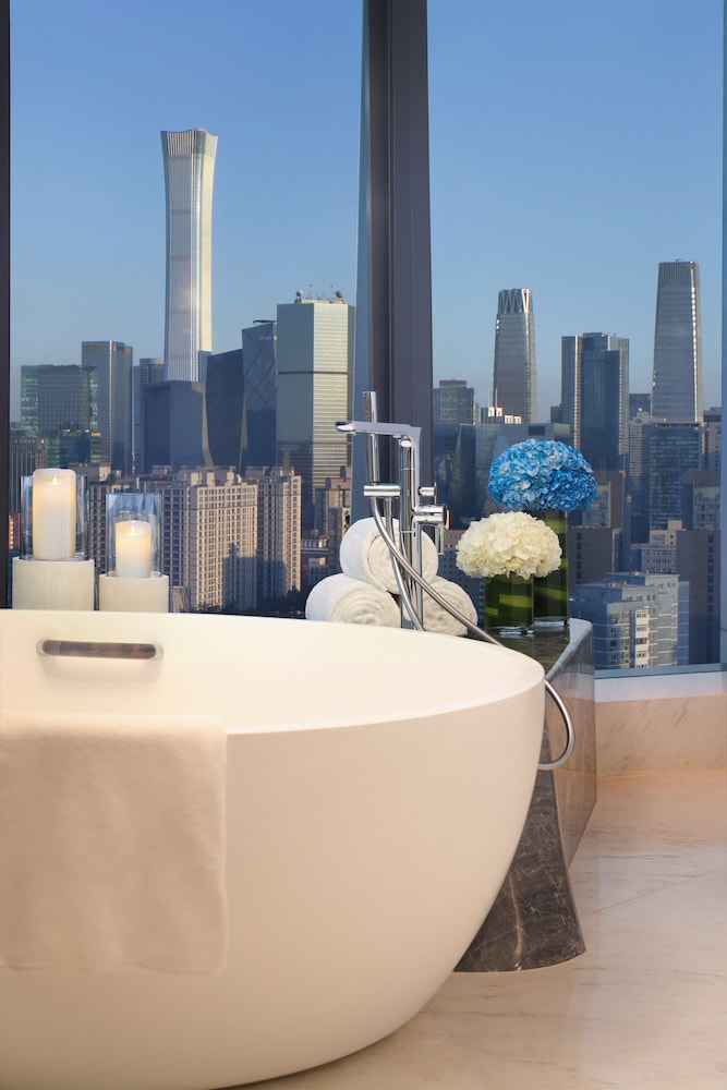 Junior Suite, 1 King Bed (CBD View) thumbnail 6
