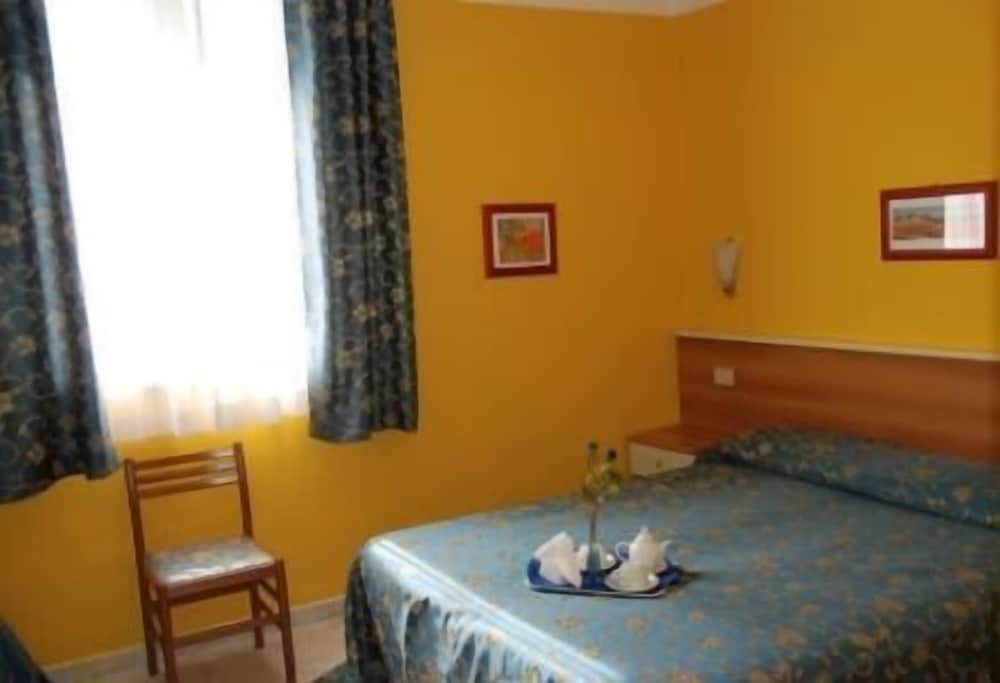 Standard Double or Twin Room - Photo 3