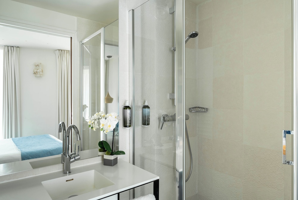 Connecting rooms, 2 bedrooms - Free soft minibar, courtesy tray, Chromecast - Digital press photo 3