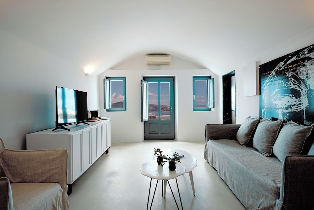 The Captain's Suite with Hot Tub & Caldera View - Photo 9