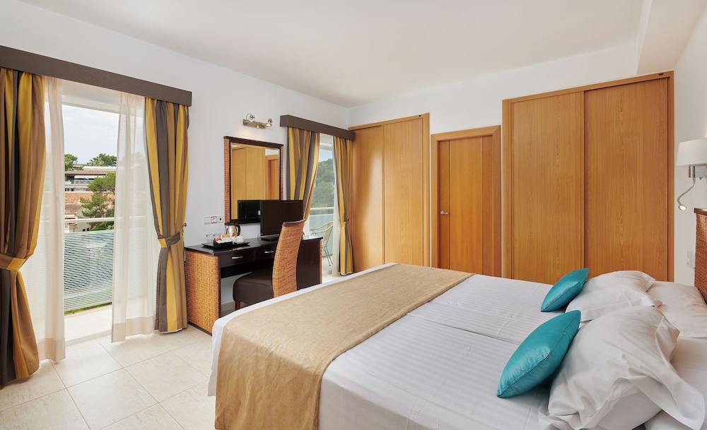 Junior Double Room, 1 Queen Bed, Balcony, Sea View photo 2