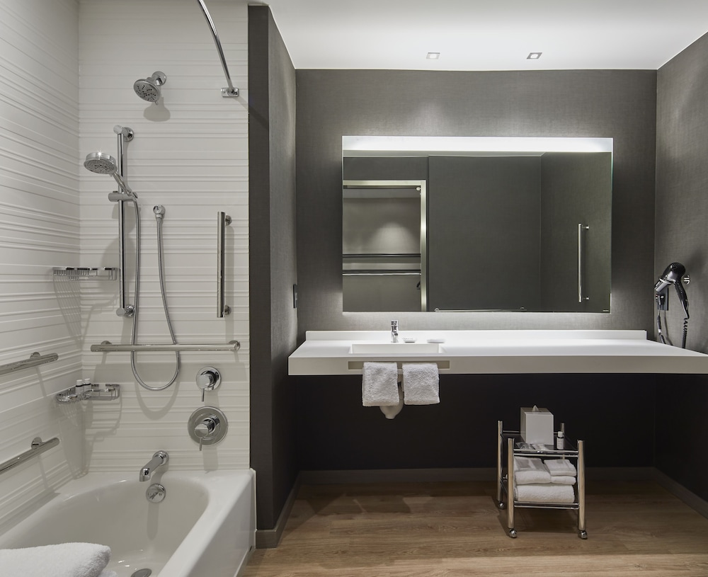 Room, 1 King Bed (Mobility Accessible, Tub) photo 3