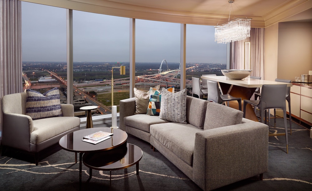 Luxury Suite, 1 King Bed, Corner - Photo 10