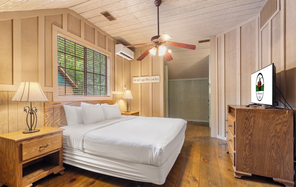 Cabin, 2 Bedrooms, 2 Bathrooms photo 3