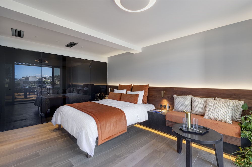 Exclusive Studio Suite, Hot Tub, City View photo 3