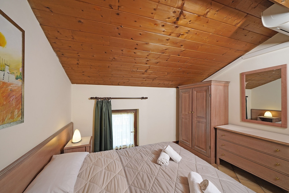 Basic Apartment, 1 Bedroom (Attic) photo 3