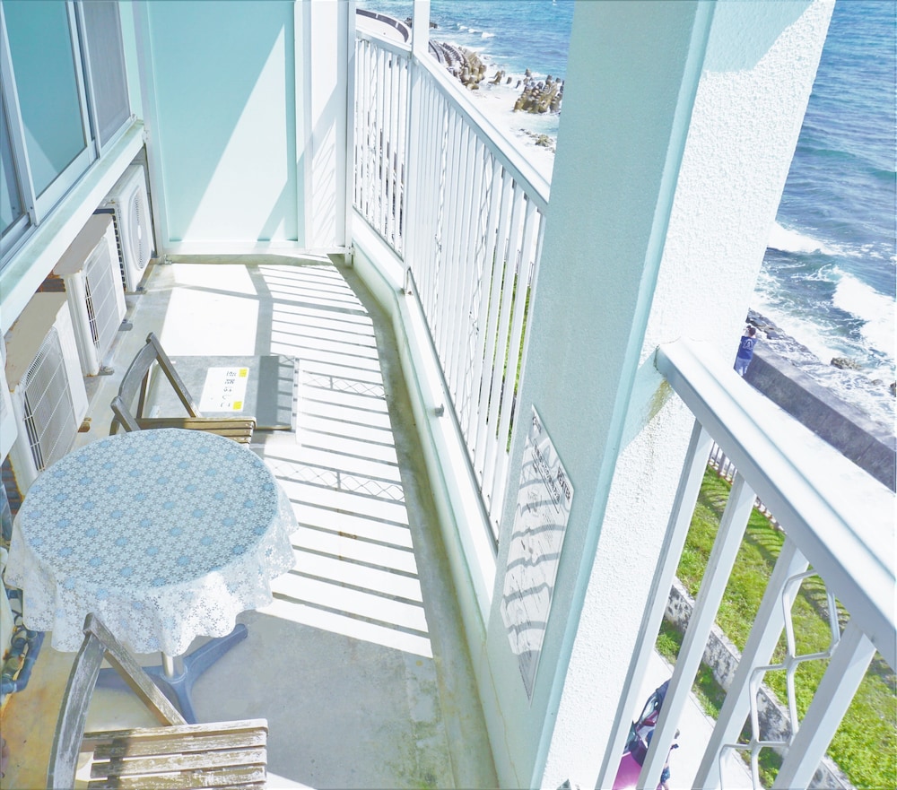 Ocean view Twin with balcony photo 3