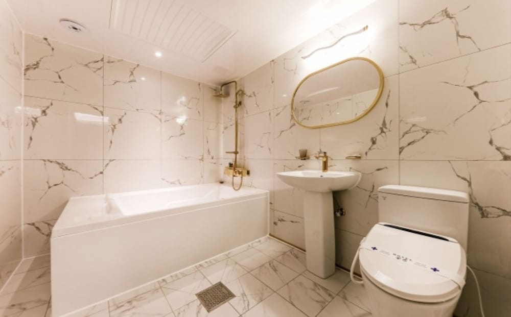 C Premium Room - Photo 8