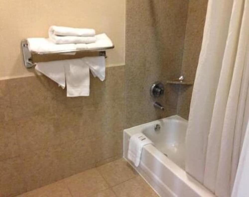 Standard Room, 2 Queen Beds, Non Smoking - Photo 3