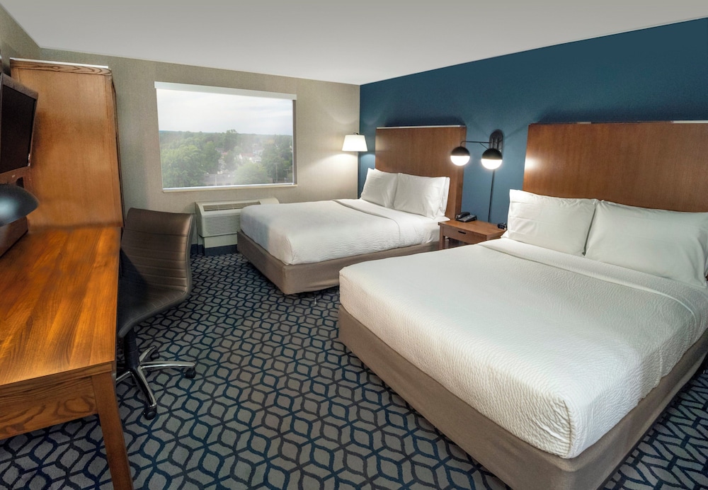 Standard Room, 2 Queen Beds, Pool View - Photo 8