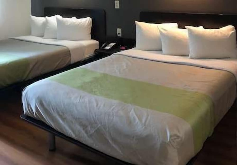 Room, 2 Queen Beds, Non Smoking photo 1
