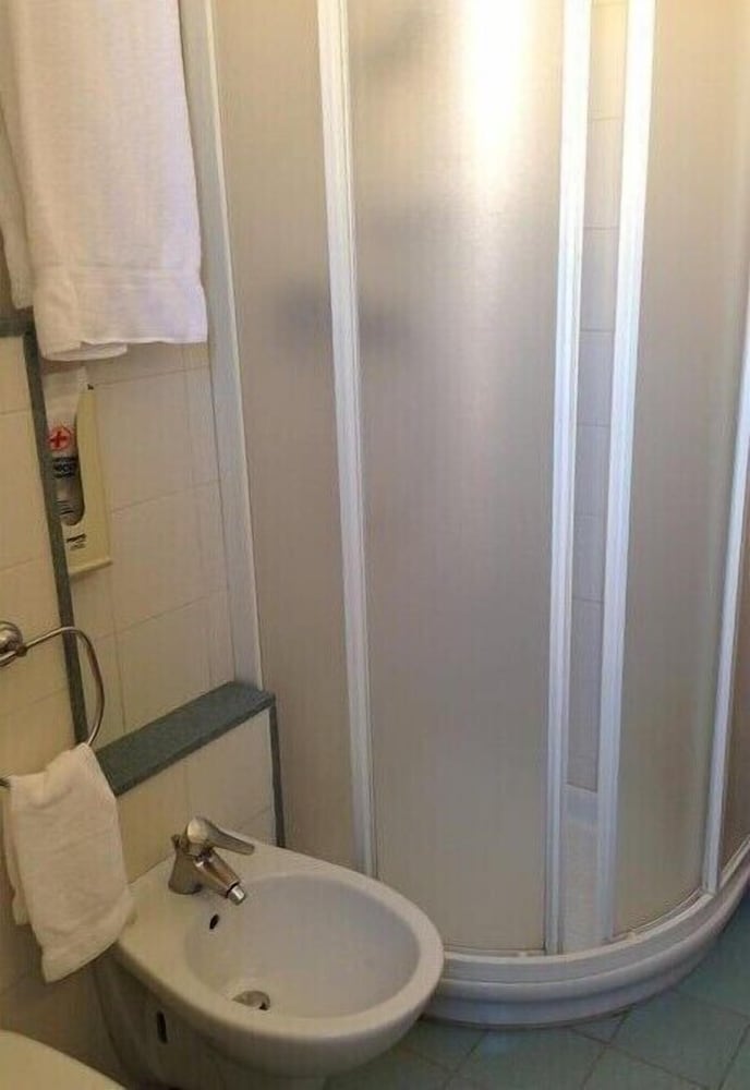 Double or Twin Room - Photo 8