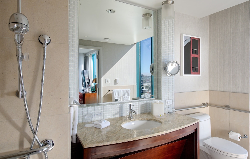 Premium Room, 1 King Bed, Accessible Bathtub (Mobility) - Photo 2