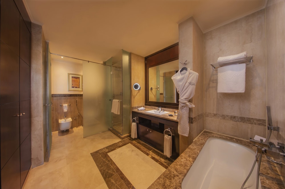 Executive Room, 1 Bedroom, Club Lounge Access, Pool View (Royal Pool Room) thumbnail 5