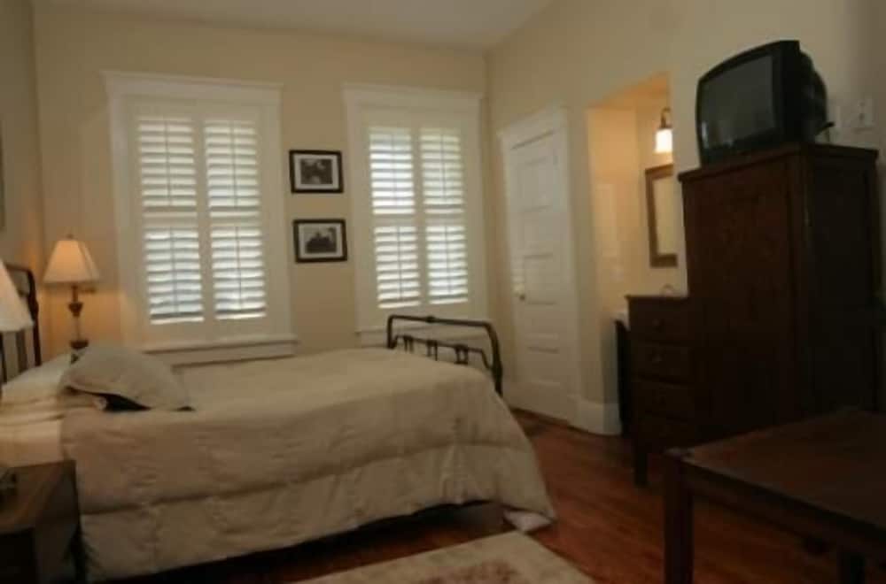 Room, 1 Queen Bed photo 1