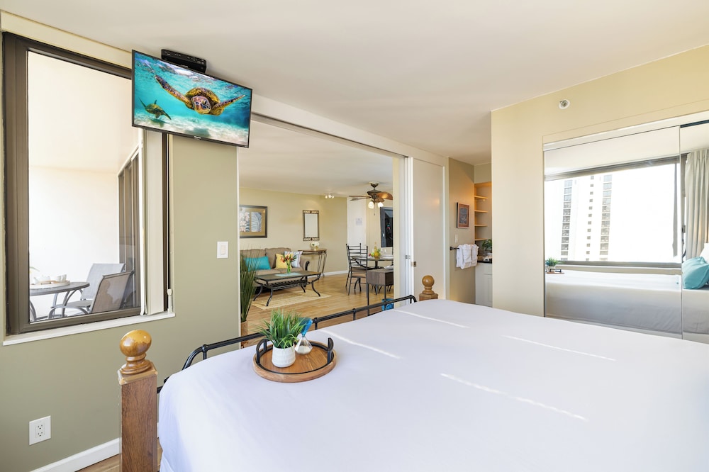 High Floor Ocean View Condo (King Bed and Parking): Condo, 1 Bedroom, Ocean View (0106) photo