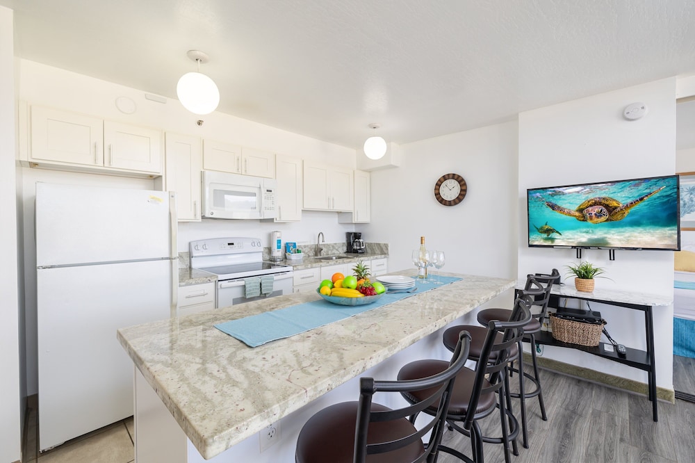High Floor Mountain View Condo with 2 Beds and Parking: Family Apartment, 1 Bedroom, Balcony, Mountain View (0038) photo