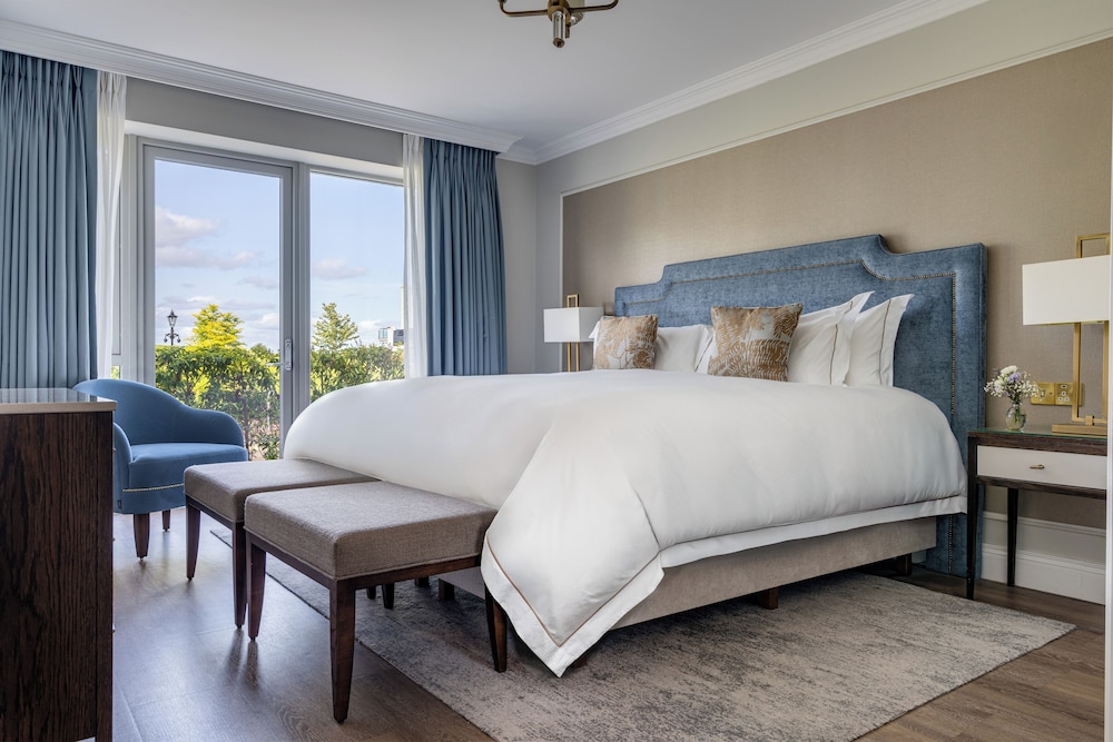 Lodge Bedroom ( 2 minute walk from main hotel building) - Photo 2