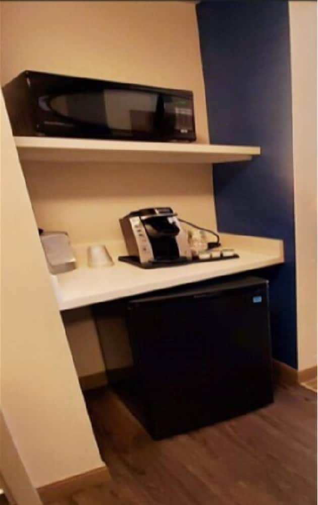 Suite, 2 Queen Beds, Accessible Bathtub (Mobility) - Photo 3