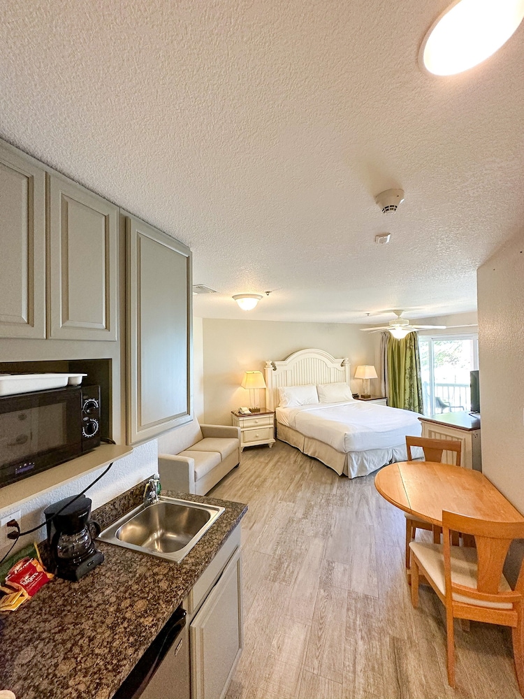 Studio One Queen Bed - Island View