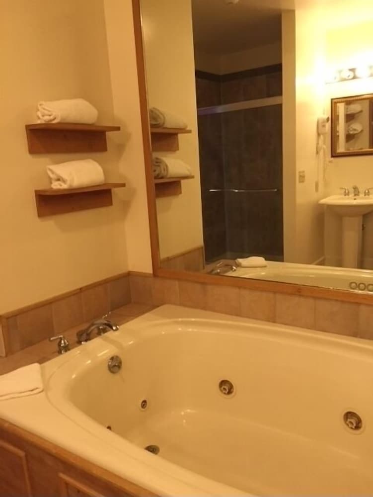 Suite, 1 King Bed, Jetted Tub photo 3