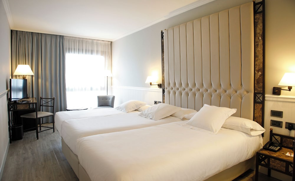 Standard Triple Room, 3 Twin Beds, Private Bathroom, City View - Photo 2