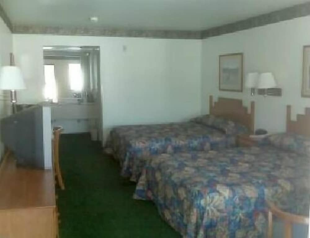 Room, 2 Queen Beds photo 1