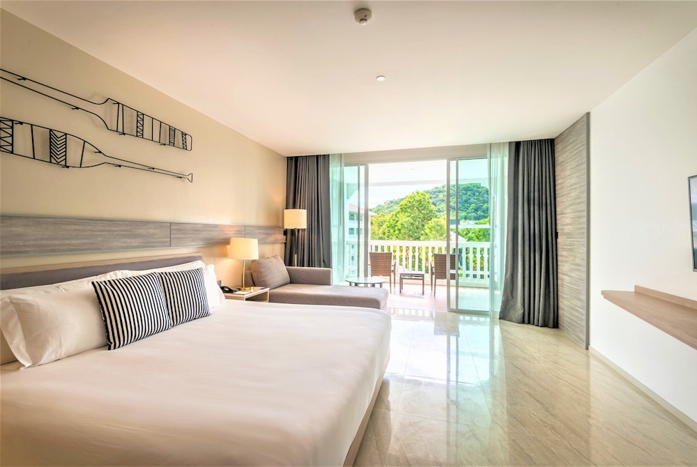 Premier Room, 1 King Bed photo 1