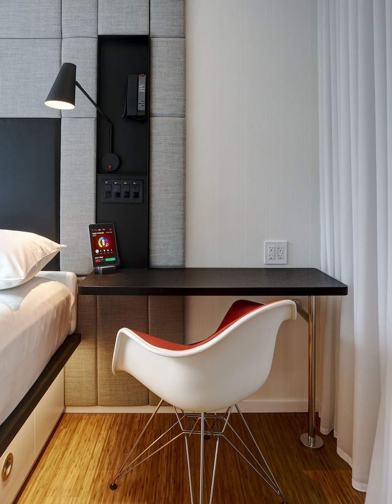 Room, 1 King Bed, City View thumbnail 5