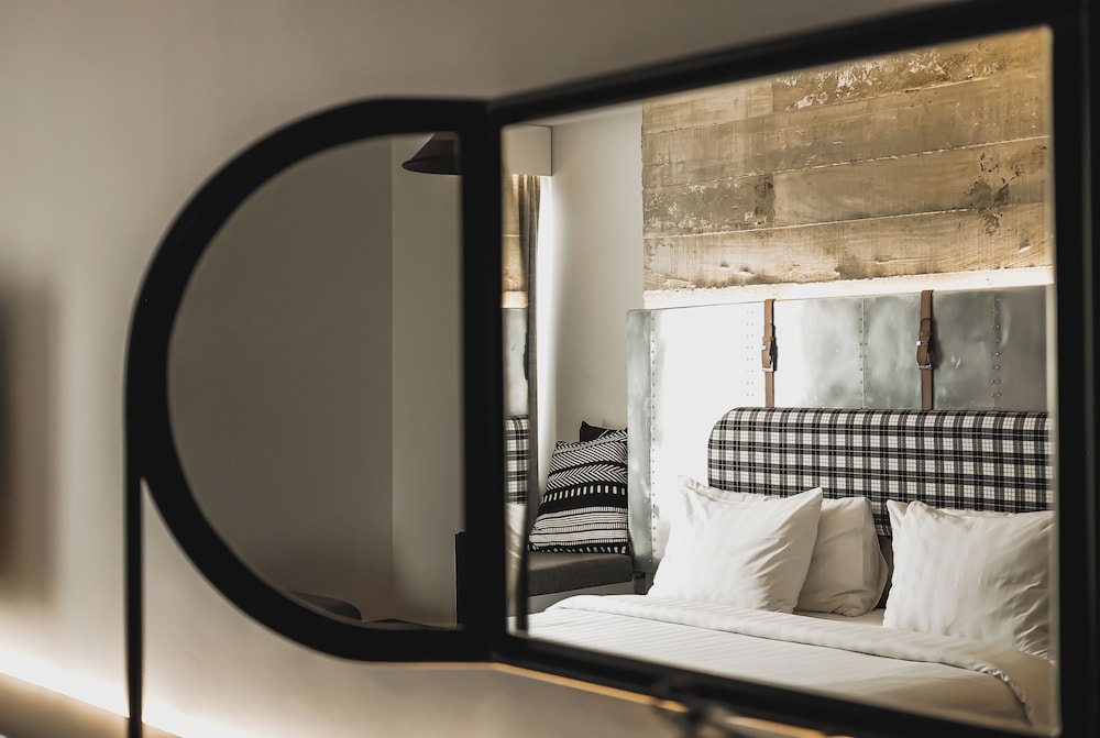 Deluxe Room, 1 Queen Bed - Photo 1