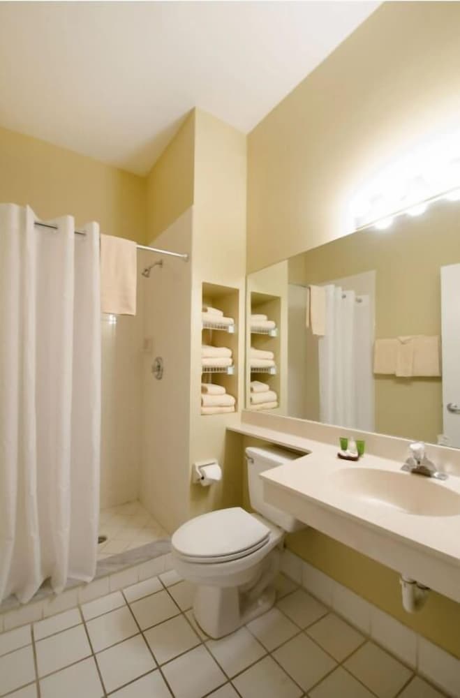 Cottage, Private Bathroom (2 Queen beds and Sofa) - Photo 4