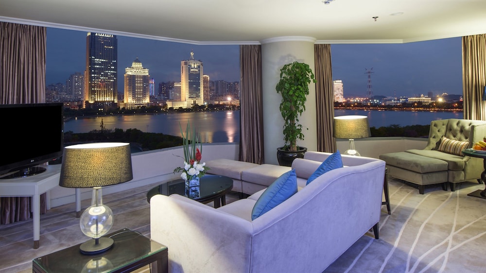 Premium Lake View Suite King - Photo 1