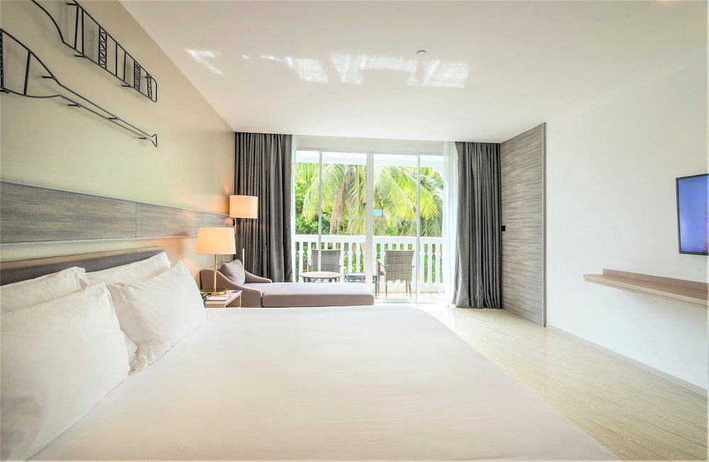 Deluxe Room, 1 King Bed photo 2