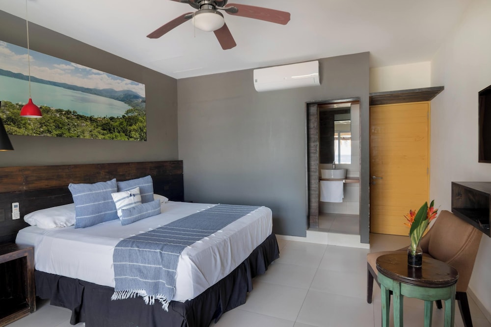 Premium Double Room, 1 King Bed, Balcony, Ocean View