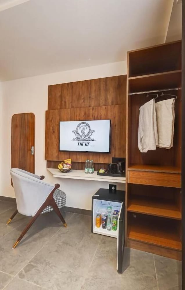 Tyche Suites - With City View
