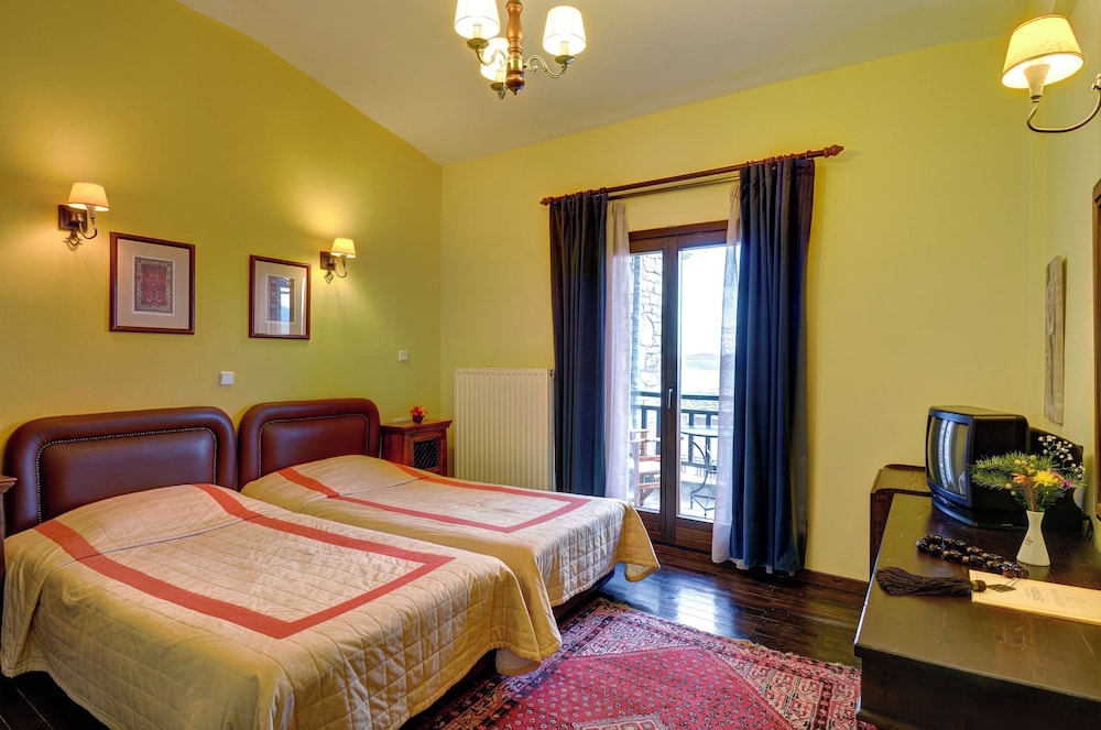 Basic Quadruple Room, Lake View photo 3