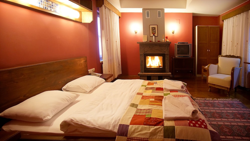 Standard Room, 1 Queen Bed, Fireplace, Mountainside photo 1