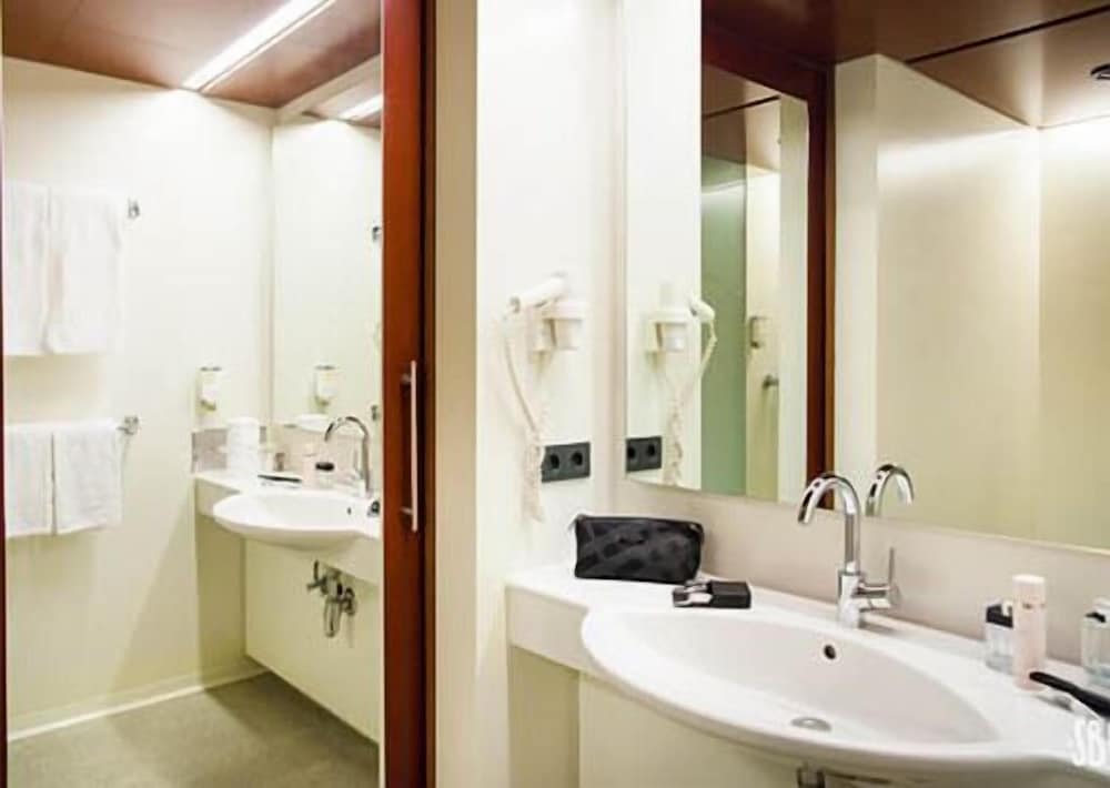 Basic Double Room Single Use, 1 Double Bed photo 2