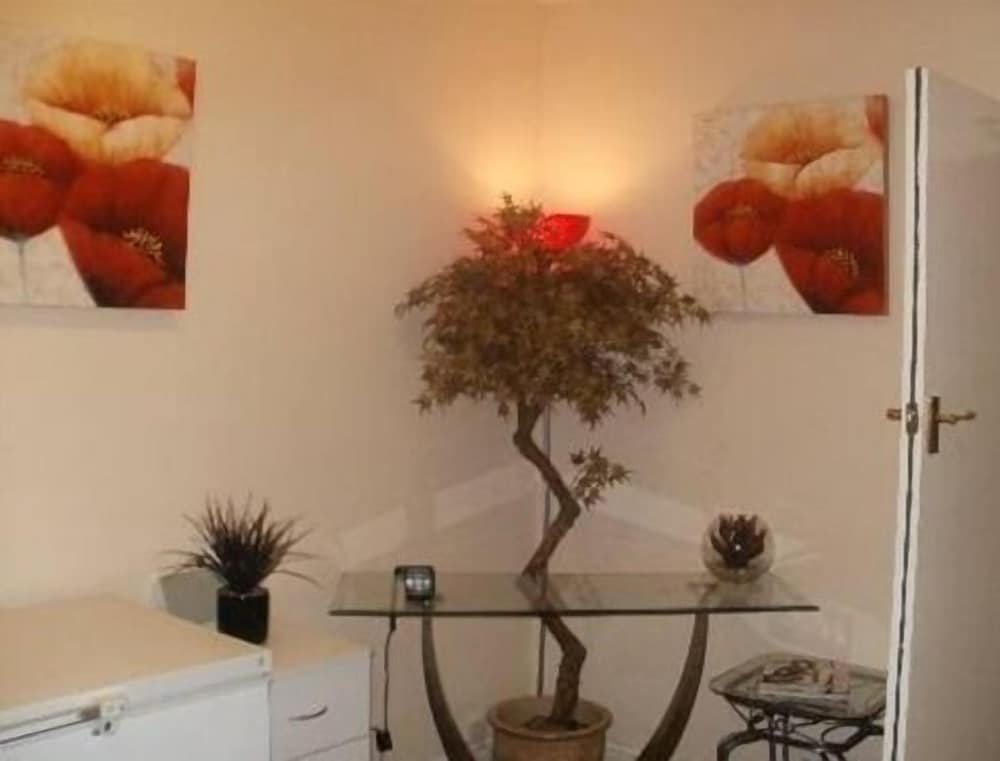 Suite, Ensuite photo 2