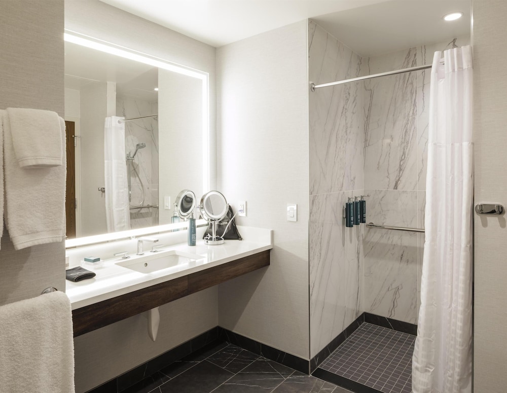 Deluxe Room, 1 King Bed, Accessible - Photo 4