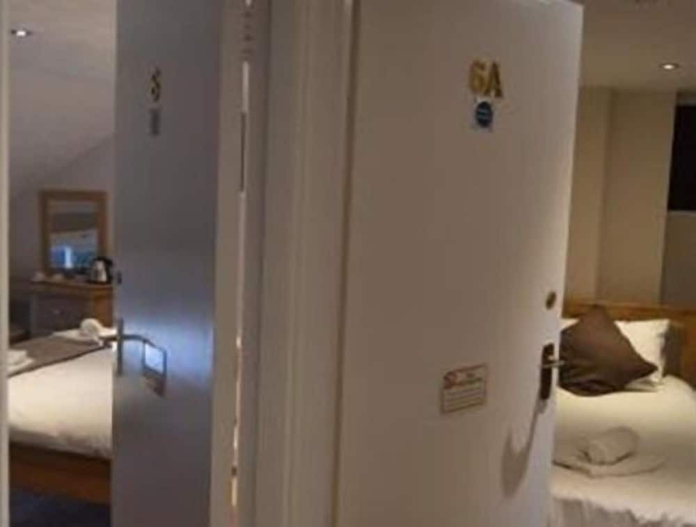 Suite, Ensuite photo 3