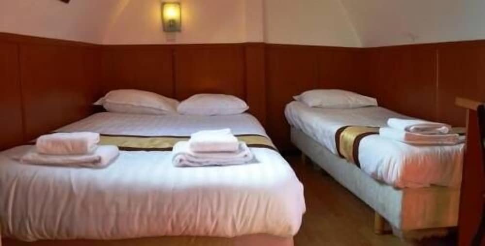 Standard Triple Room, 3 Twin Beds, Private Bathroom photo 3