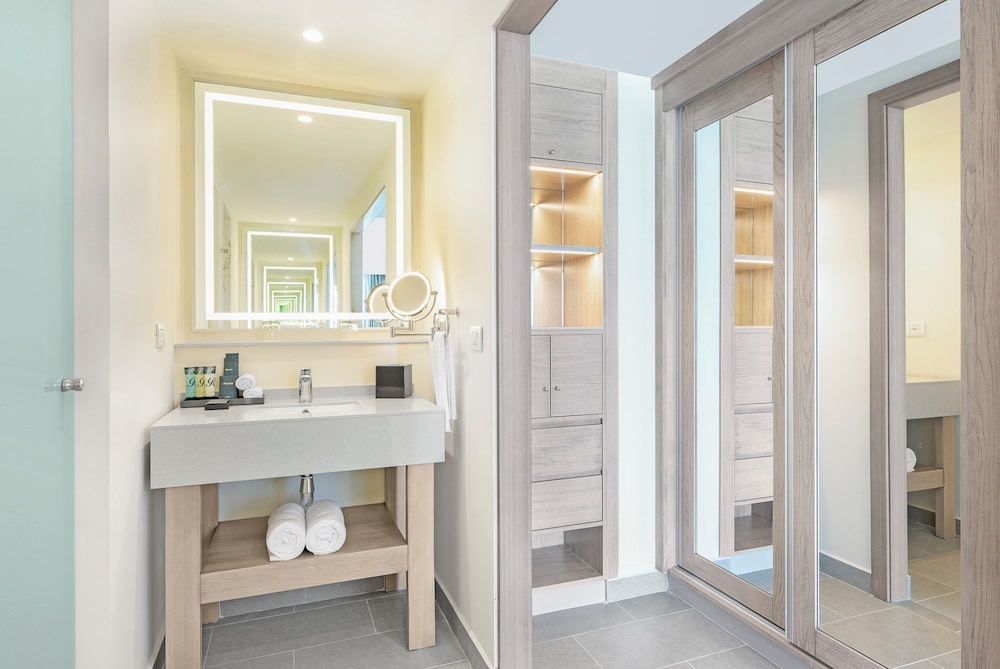 Luxury Presidential Beach Front One Bedroom Suite Diamond Club