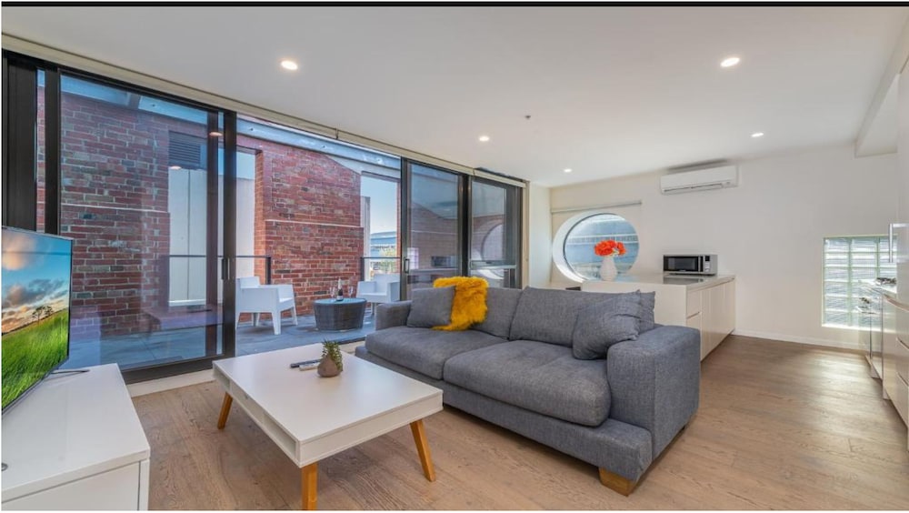 Superior Two Bedroom Apartment thumbnail 5