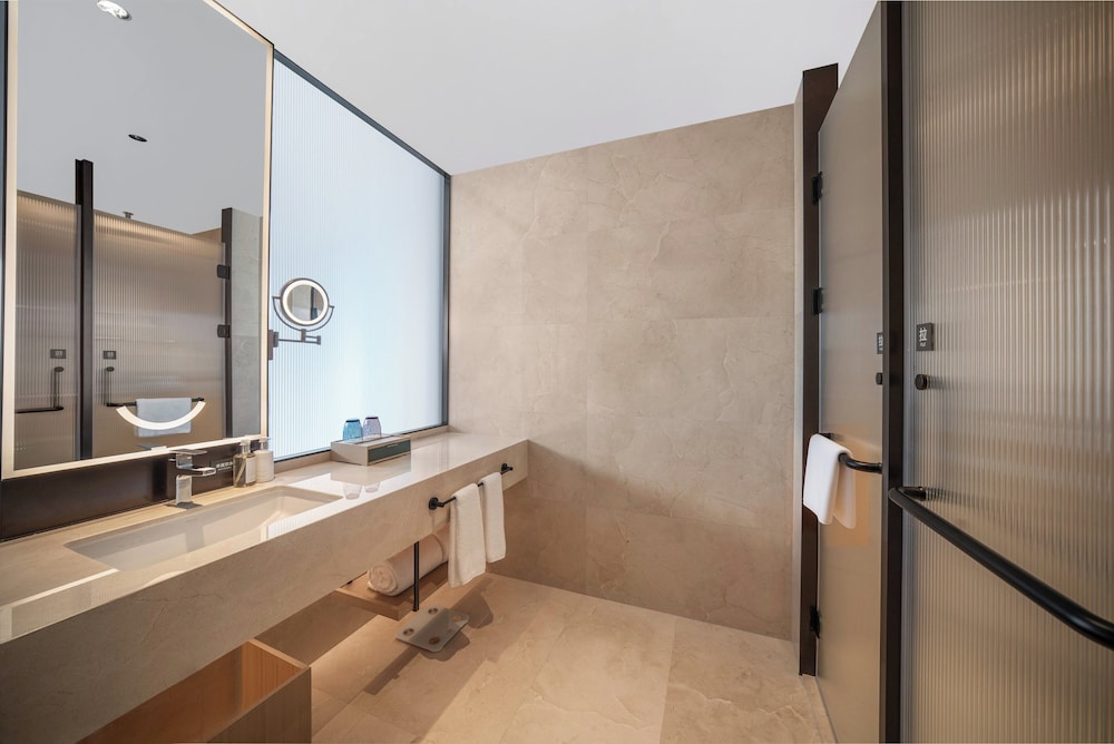 Deluxe Room, 1 King Bed, City View (Super King)