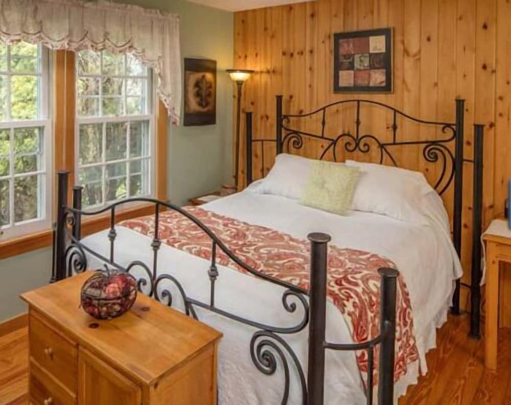 Luxury Cottage, Accessible, Jetted Tub (Pet Friendly) photo 3