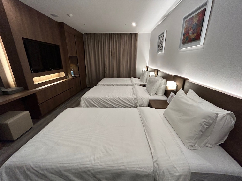 Deluxe Triple Room photo 2
